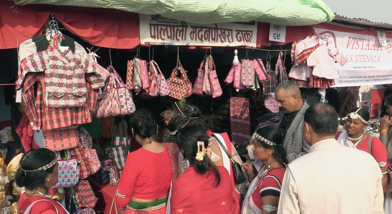 लुम्बिनी महोत्सव : अल्लो र ढाकाका उत्पादनमा उपभोक्ताको आकर्षण