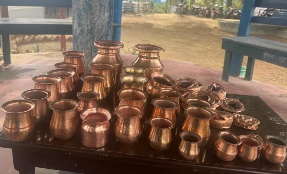 देवदह क्षेत्रमा कलश चोरको विगविगी: चोरीको आरोपमा दुईजना पक्राउ, ३४ थान कलस बरामद