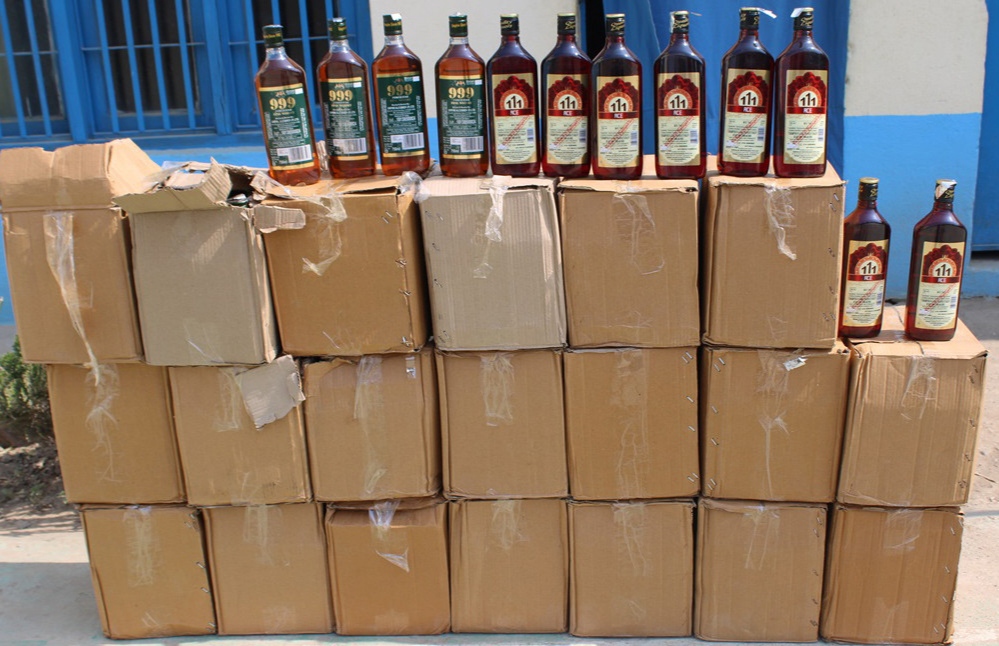 भन्सार छलेर ल्याइएको ठूलो परिमाणको अवैध मदिरा बुटवलमा बरामद