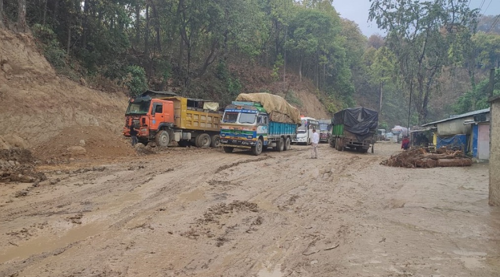 वर्षाका कारण बुटबल –नारायणघाट सडक अवरुद्ध