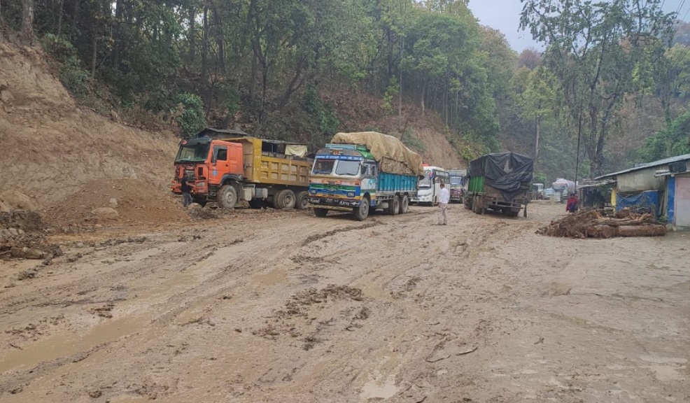 बर्षाका कारण दाउन्नेमा सडक चिप्लो भएपछि पूर्व–पश्चिम राजमार्ग अवरुद्ध