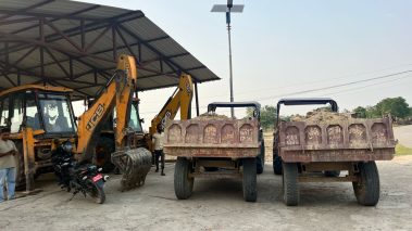 अबैध माटो उत्खनन् तथा ओसारप्रसारमा संलग्न जेसीवी र ट्याक्टर प्रहरी नियन्त्रणमा