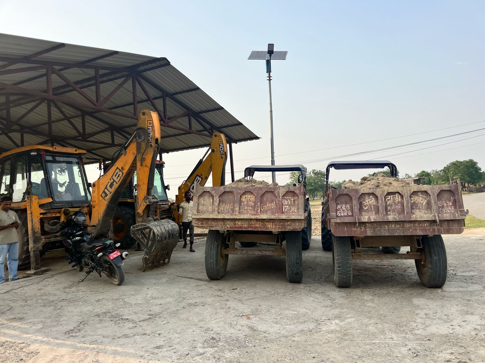 अबैध माटो उत्खनन् तथा ओसारप्रसारमा संलग्न जेसीवी र ट्याक्टर प्रहरी नियन्त्रणमा