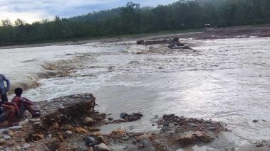 विनयी खोलामा डाइभर्सन बगाएपछि बुटवल–नारायणगढ सडक अवरुद्ध