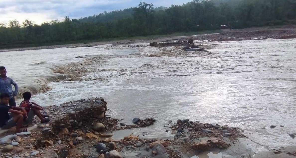 विनयी खोलामा डाइभर्सन बगाएपछि बुटवल–नारायणगढ सडक अवरुद्ध