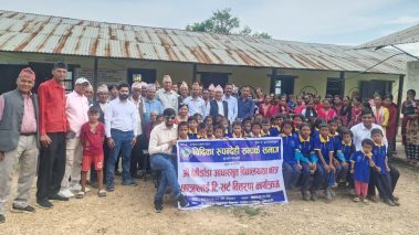 चिदिका रुपन्देही सम्पर्क समाजद्वारा छात्र–छात्रालाई निःशुल्क पोशाक