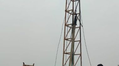 सिचाईका लागि धमाधम बोर जडान गर्दै सिद्धार्थनगर