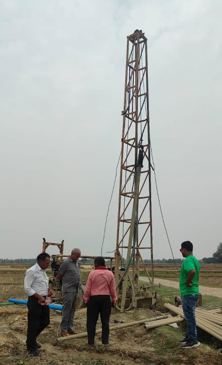 सिचाईका लागि धमाधम बोर जडान गर्दै सिद्धार्थनगर