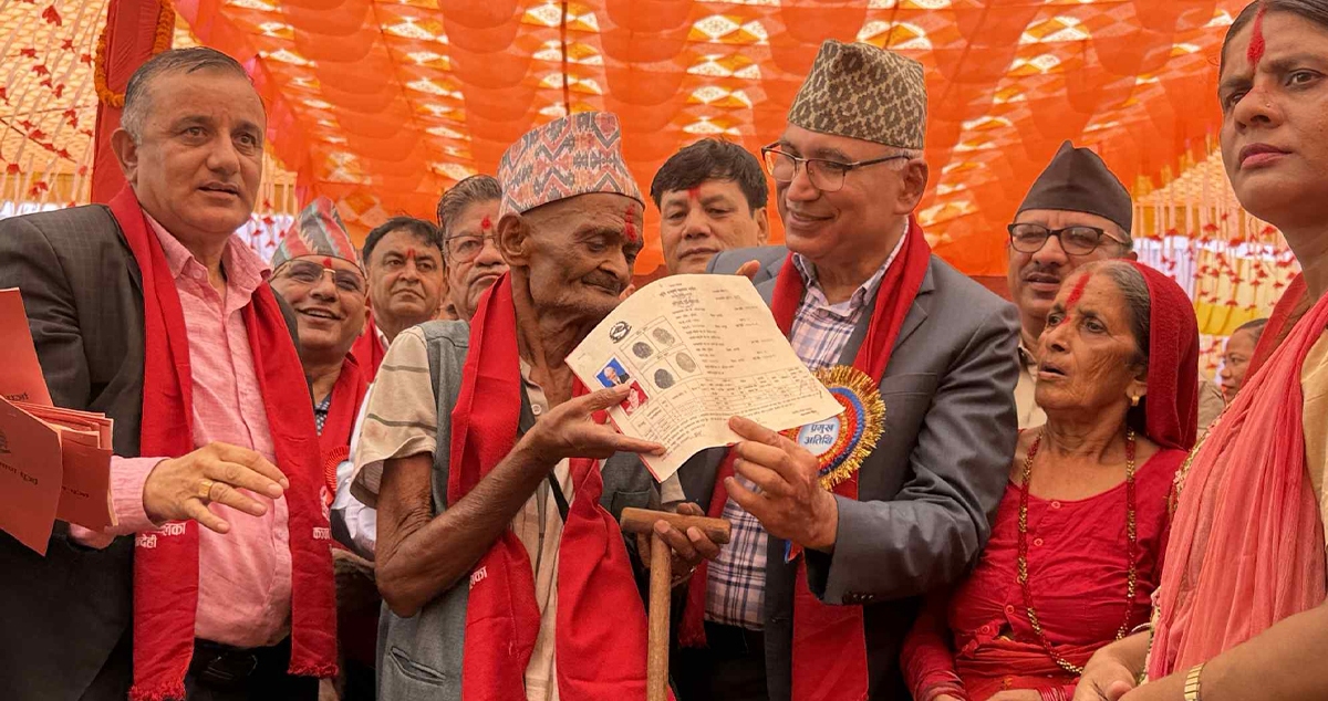 रुपन्देहीको कञ्चनका भूमिहीनलाई लालपूर्जा वितरण, देशभरका भूमिहीनलाई सम्पत्तिको मालिक बनाउंछौं :अर्थमन्त्री पौडेल