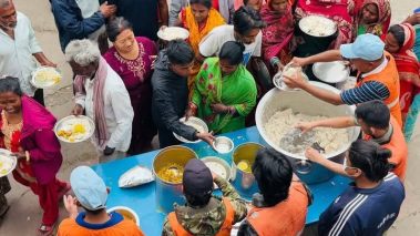 “भोकालाई भोजन,प्यासीलाई पानी” महाअभियान : मंगलबार बुटवलको बसपार्कमा सामुहिक भोजन गराईंदै