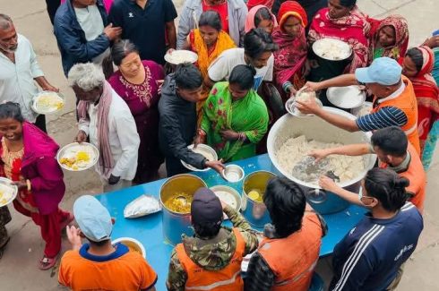 “भोकालाई भोजन,प्यासीलाई पानी” महाअभियान : मंगलबार बुटवलको बसपार्कमा सामुहिक भोजन गराईंदै
