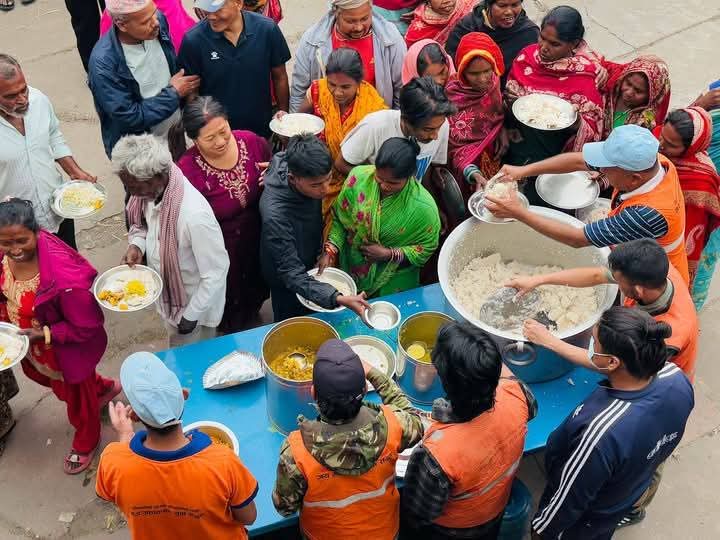 “भोकालाई भोजन,प्यासीलाई पानी” महाअभियान : मंगलबार बुटवलको बसपार्कमा सामुहिक भोजन गराईंदै